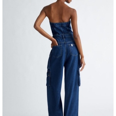 Macacão de ganga azul escuro visto de costas com bolsos
