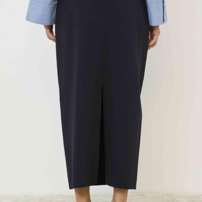 Saia comprida preta vista de trás com racha central