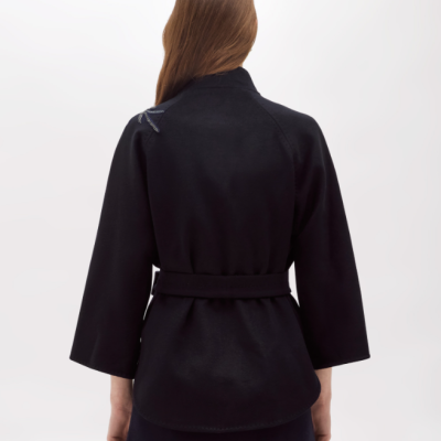 Casaco preto com cinto visto de costas