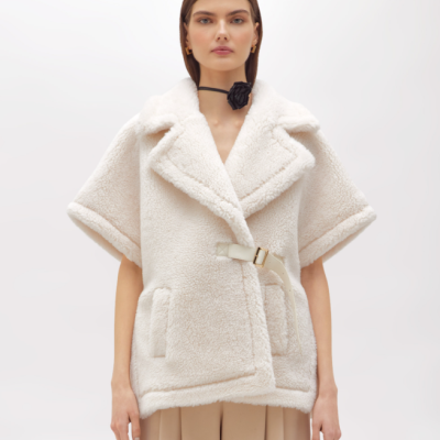 Casaco feminino branco de pêlo sintético com gola e bolsos