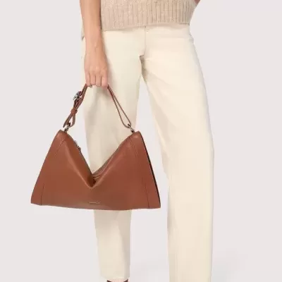 Mala triangular em pele castanha com alça trançada