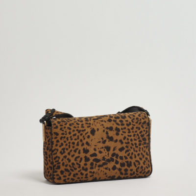 Bolsa retangular com padrão leopardo castanho e preto com alça preta