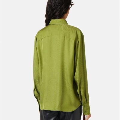 Camisa feminina verde com textura e mangas compridas vista pelas costas