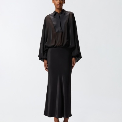 Vestido longo preto com blusa transparente de tecido fluído e saia justa lisa, sapatos de salto pretos