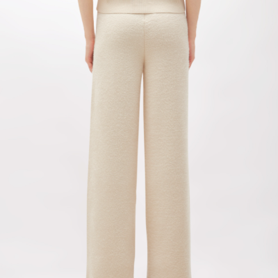 Calças creme largas vista de costas
