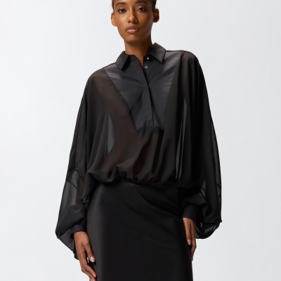 Blusa preta feminina transparente com gola e mangas largas