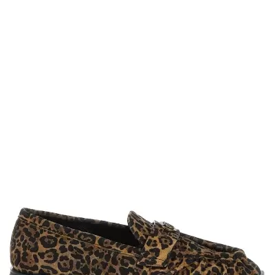 Mocassim padrão animal print castanho e preto com sola preta de borracha e detalhe metálico