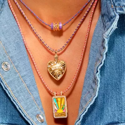 Colares femininos com pendentes coloridos e camisa de ganga azul claro