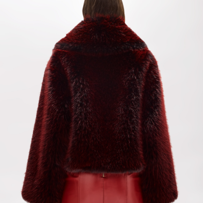 Casaco de pelo sintético vermelho escuro visto de costas