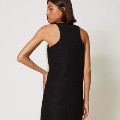 Vestido preto curto sem mangas com detalhe branco nas laterais