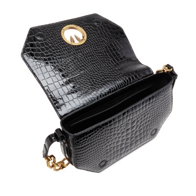 Mala preta com padrão crocodilo e fecho dourado aberta