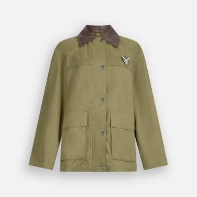 Casaco verde-oliva com gola castanha e broche prateado