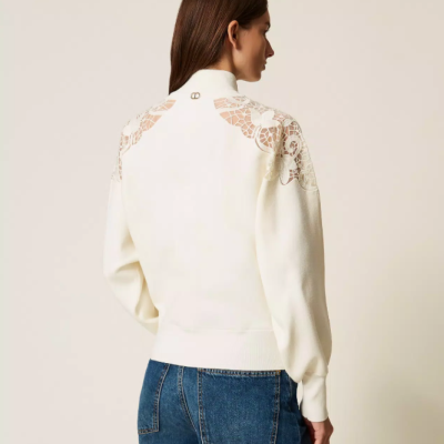 Camisola branca com renda nas ombreiras e costas, modelo visto de costas.