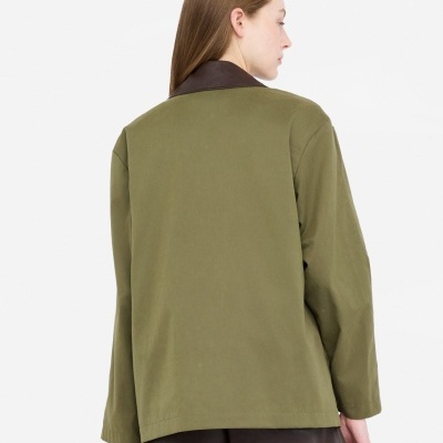 Casaco verde musgo com gola castanha escura visto de costas