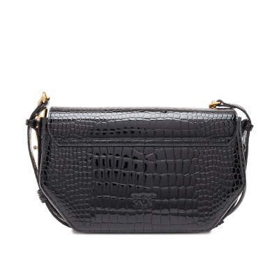 Mala preta com padrão imitação crocodilo e alça fina regulável