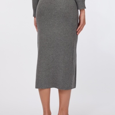 Saia midi cinzenta de malha canelada vista de costas com sapatos de salto padrão pele de serpente