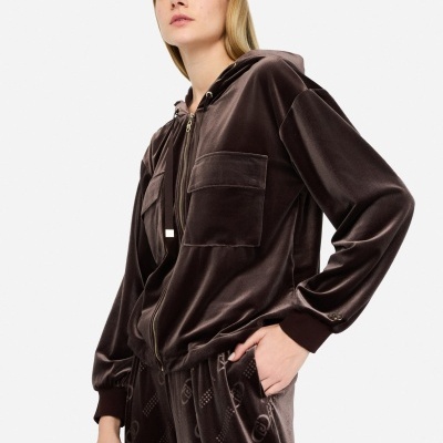 Casaco com capuz de veludo castanho escuro com bolsos frontais grandes e fecho de correr