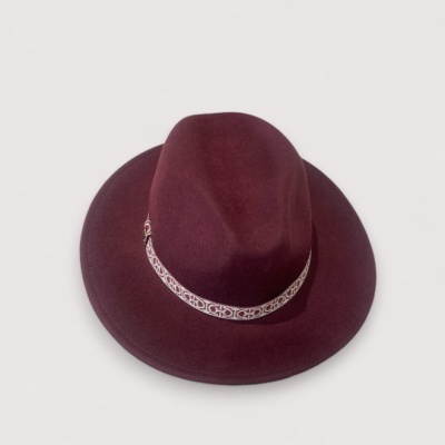 Chapéu de feltro vinho com aba larga e faixa decorativa branca