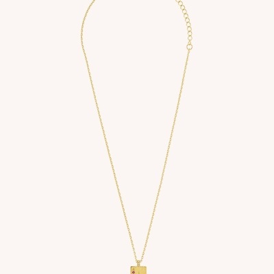 Colar dourado com pendente retangular com coração e pedras rosa