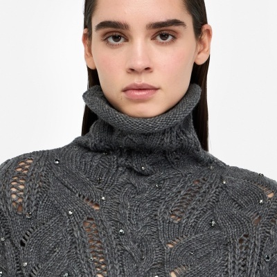 Camisola cinzenta de malha com brilhos e padrão trançado
