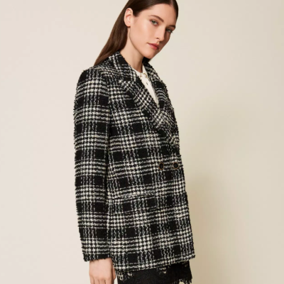 Blazer feminino xadrez preto e branco com botões dourados