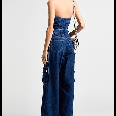 Macacão de ganga azul escuro visto de costas