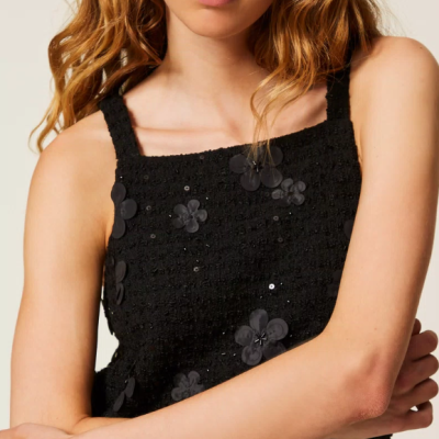 Top feminino preto texturizado com flores em relevo e lantejoulas