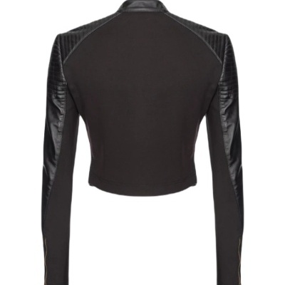 Casaco preto com mangas em pele sintética visto de costas