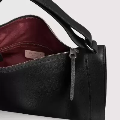 Mala preta de couro com interior vinho e alça grossa