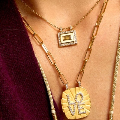 Colares dourados com pendentes quadrados e cristais