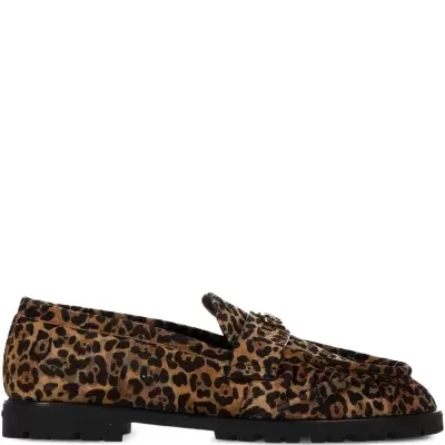 Sapato mocassim com padrão animal print castanho e preto, sola preta e detalhe metálico