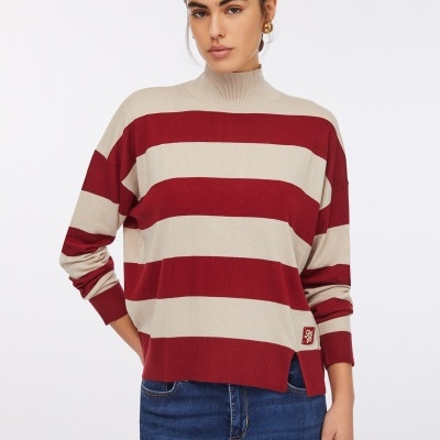 Camisola de malha com riscas vermelhas e bege com gola alta e punhos vermelhos