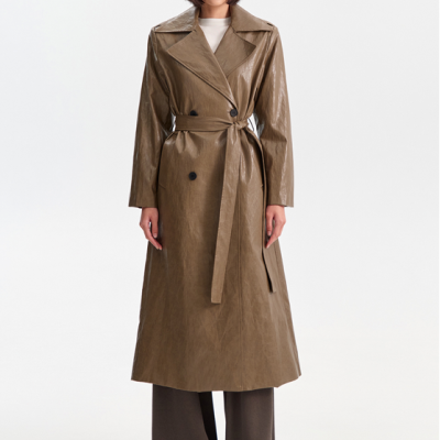 Casaco trench coat castanho comprido com cinto e botões pretos