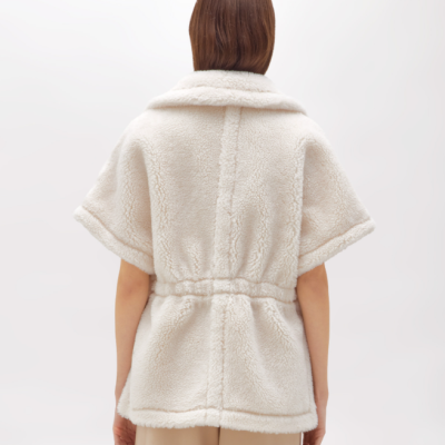 Casaco curto felpudo branco com gola larga e manga curta visto de costas