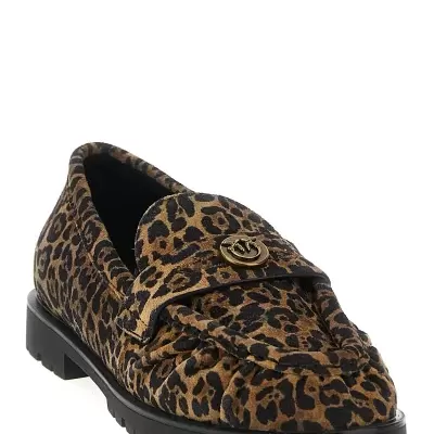 Sapato tipo mocassim com padrão animal print castanho e preto com sola preta.