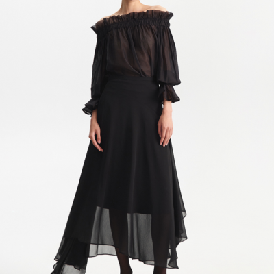 Conjunto feminino preto com blusa transparente ombro a ombro e saia assimétrica fluída.