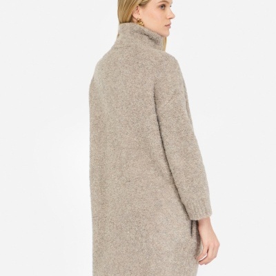 Casaco de malha comprido bege com gola alta visto de costas
