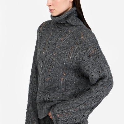 Camisola cinzenta de malha grossa com gola alta e padrão em trança
