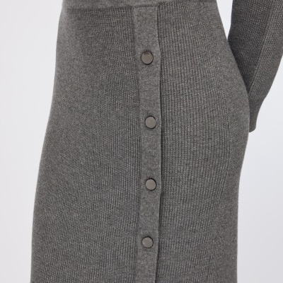 Saia cinzenta de malha riscada com botões metálicos na lateral