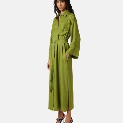 vestido verde comprido com cinto e mangas largas