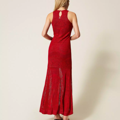 Vestido comprido vermelho rendado visto de costas