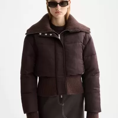 Casaco acolchoado castanho com gola larga e punhos em malha canelada