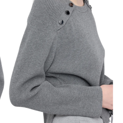 Camisola cinzenta de malha com botões nos ombros e calças cinzentas com pérolas