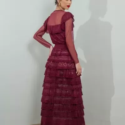 Vestido comprido bordeaux em renda com folhos e botins pretos