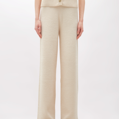 Calças compridas bege de tecido suave com colete sem mangas da mesma cor e material