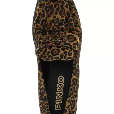 Sapato mocassim animal print castanho e preto com botão dourado