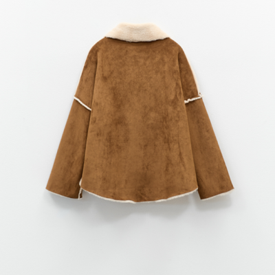 Casaco castanho com gola e interior em pelo creme