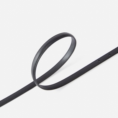 Cinto fino preto de couro em laço simples sobre fundo branco