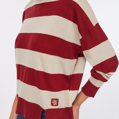 Camisola de malha riscada vinho e bege com gola alta e detalhes monograma LB.
