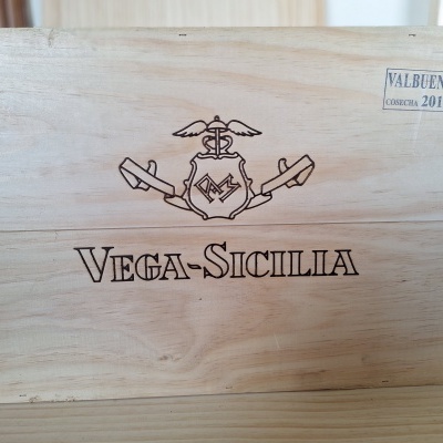 Caixa de madeira com gravações e selo VALBUENA 2012